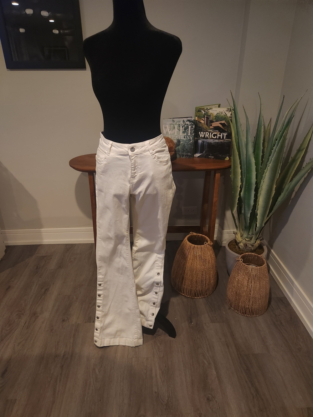 Women’s White Snap-Accent Wide Leg Jeans